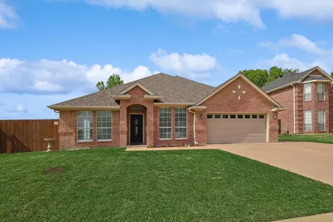 824 Oak Ct, Saginaw, TX 76179