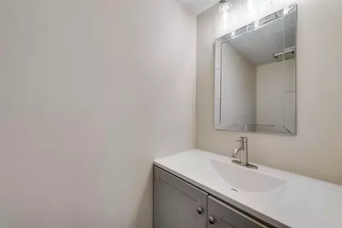 Bath - 207 Lark Ln, Euless, TX 76039 photo 3 of 4