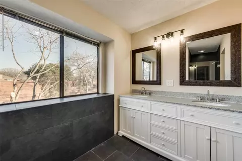 Bath - 207 Lark Ln, Euless, TX 76039 photo 2 of 4
