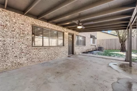 Exterior - 207 Lark Ln, Euless, TX 76039 photo 3 of 5