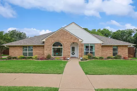 1105 Hidden Oaks Dr, Bedford, TX 76022