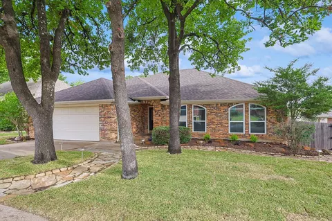 1613 Saxon Dr, Bedford, TX 76021