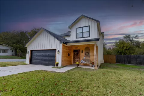224 Live Oak Ln, Weatherford, TX 76086