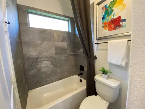 Bath - 2221 Pinner Ct, Celina, TX 75009 photo 9 of 11