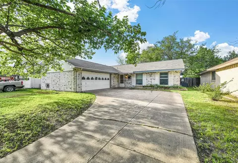 330 W Springdale Ln, Grand Prairie, TX 75052