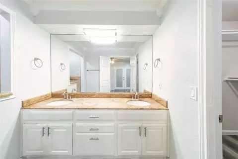 Bath - 5902 Mark Ln, Rowlett, TX 75089 photo 4 of 5
