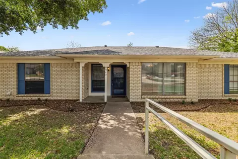 9945 Edmund Dr, Benbrook, TX 76126