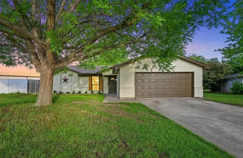 804 Arrow Wood St, Benbrook, TX 76126