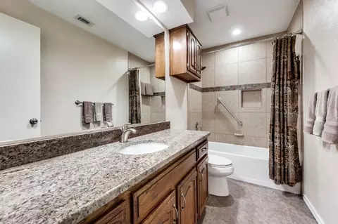 Bath - 9012 Silverdollar Trl, Irving, TX 75063 photo 3 of 3