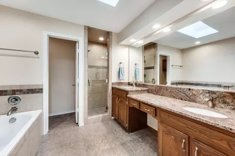 Bath - 9012 Silverdollar Trl, Irving, TX 75063 photo 1 of 3