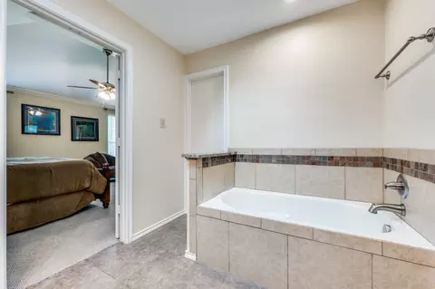 Bath - 9012 Silverdollar Trl, Irving, TX 75063 photo 2 of 3
