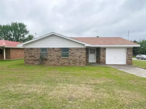 96 9th St, Nocona, TX 76255