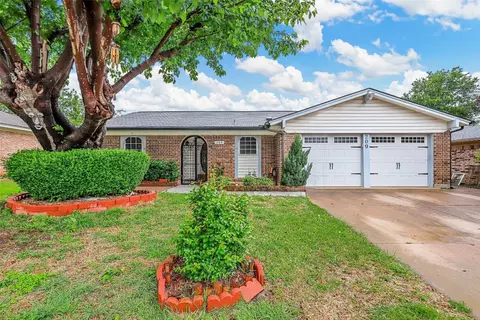 209 N Heights Dr, Crowley, TX 76036
