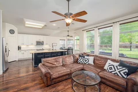 Living - 418 Maple Sugar Dr, Murphy, TX 75094 photo 4 of 5