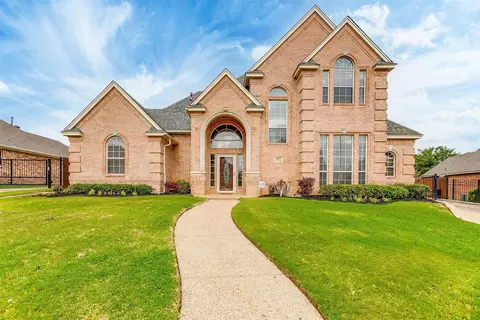 1657 Oak Creek Dr, Hurst, TX 76054
