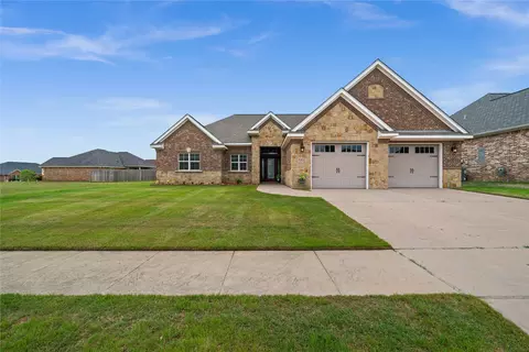 684 White Bear Trl, Lindale, TX 75771