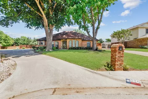 520 Brookside Dr, Grapevine, TX 76051 photo 2