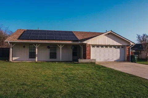 8 Rogers Cir, Krum, TX 76249