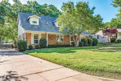 705 Red Oak Ln, Arlington, TX 76012