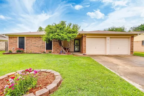 1128 Briar Creek Dr, Benbrook, TX 76126