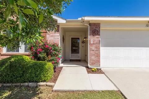 1233 Feather Crest Dr, Krum, TX 76249