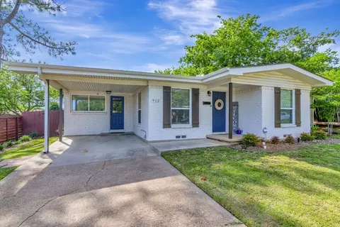 912 Henslee Dr, Euless, TX 76040