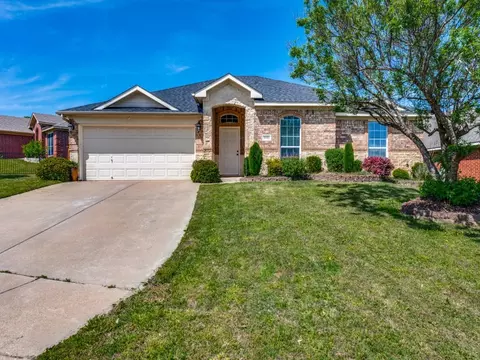 8101 Whitney Ln, Fort Worth, TX 76120