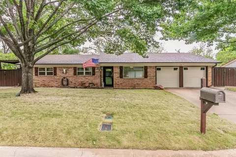 121 Cooper Dr, Hurst, TX 76053