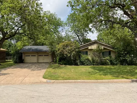 2004 Lipps Dr, Edgecliff Village, TX 76134