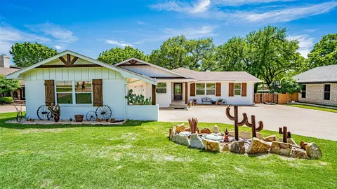 319 Granada Calle St, Granbury, TX 76049