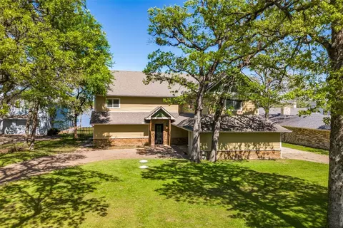 917 Kiowa Dr W, Lake Kiowa, TX 76240