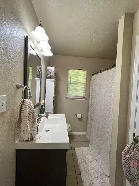 Bath - 402 E Walcott Ave, Comanche, TX 76442 photo 1 of 2