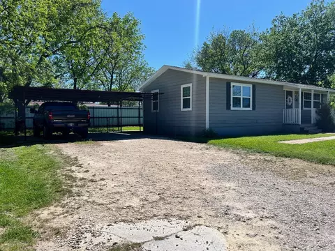 Exterior - 402 E Walcott Ave, Comanche, TX 76442 photo 3 of 5