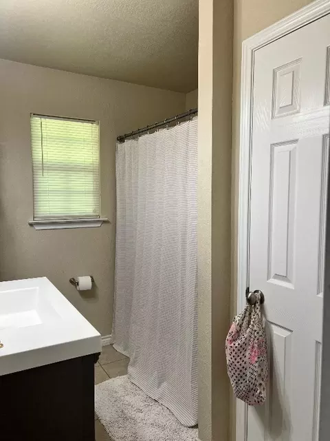 Bath - 402 E Walcott Ave, Comanche, TX 76442 photo 2 of 2