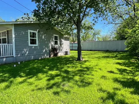Exterior - 402 E Walcott Ave, Comanche, TX 76442 photo 4 of 5