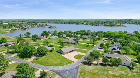 401 Kiowa Dr W, Lake Kiowa, TX 76240