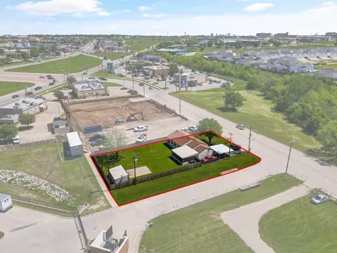 6628 Charbonneau Rd, Lake Worth, TX 76135