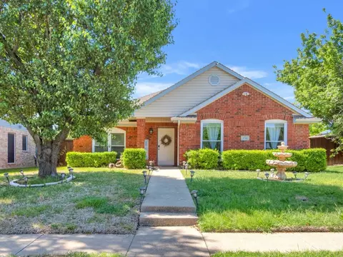 2749 Kingswood Blvd, Grand Prairie, TX 75052
