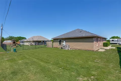 Exterior - 509 W Holford St, Pilot Point, TX 76258 photo 3 of 5