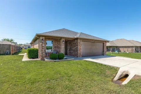 Exterior - 509 W Holford St, Pilot Point, TX 76258 photo 2 of 5