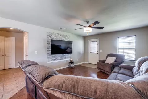 Living - 509 W Holford St, Pilot Point, TX 76258 photo 4 of 6