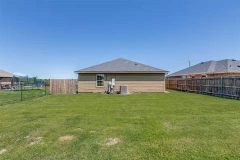 Exterior - 509 W Holford St, Pilot Point, TX 76258 photo 4 of 5