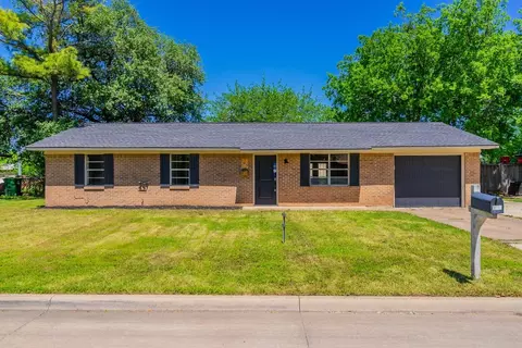 105 Wayne Dr, Sanger, TX 76266