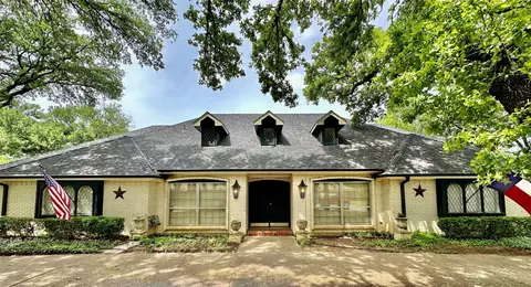 900 Oakmont Ln N, Fort Worth, TX 76112