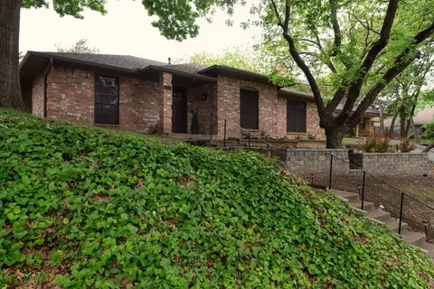 811 Braswell Dr, Cedar Hill, TX 75104