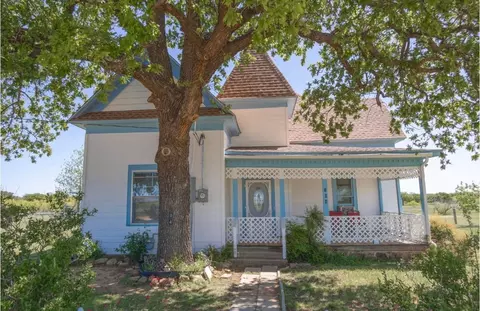 704 S 6th St, Bangs, TX 76823