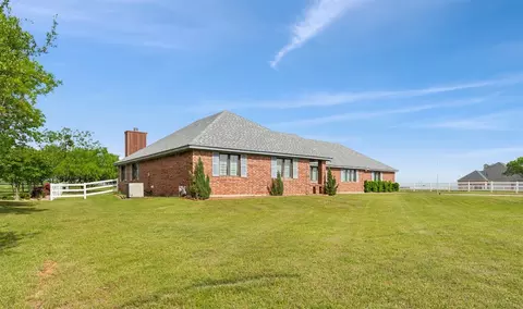 1005 Summerlin Dr, Granbury, TX 76048