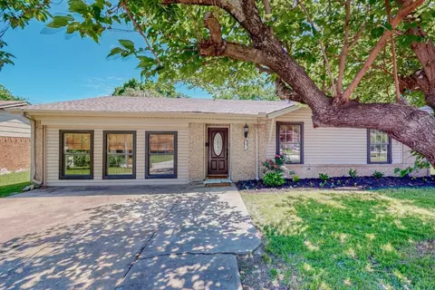 1637 Jackson St, Grand Prairie, TX 75051
