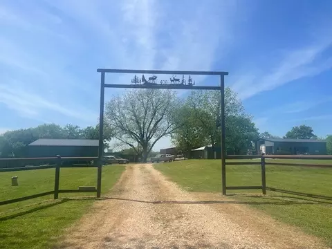 406 N Santa Fe St, Wolfe City, TX 75496