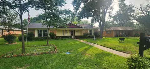 111 Poinsetta Cir, Terrell, TX 75160